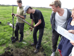 Torfbohrung nahe dem Kohlgraben im Greifswalder Stadtgebiet (Foto: Christina Lechtape)